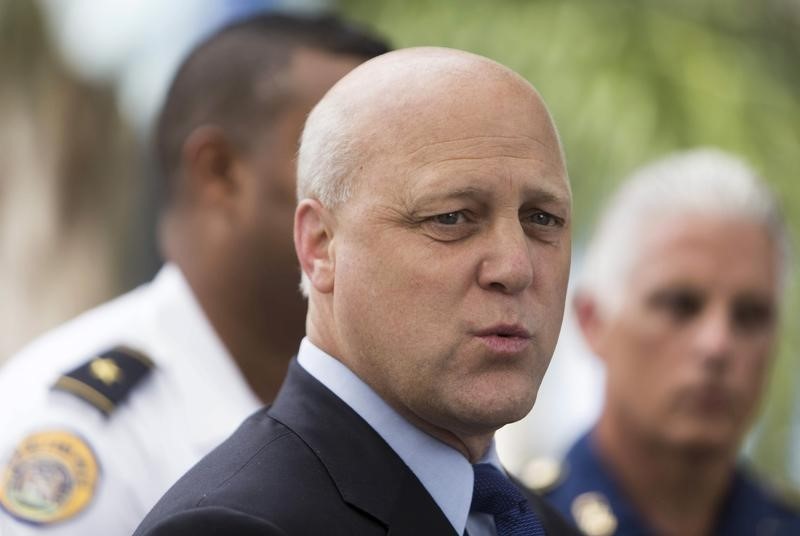 © Reuters. New Orleans Mayor Mitch Landrieu speaks to the media during a news conference announcing the arrest of Travis Boys in New Orleans 