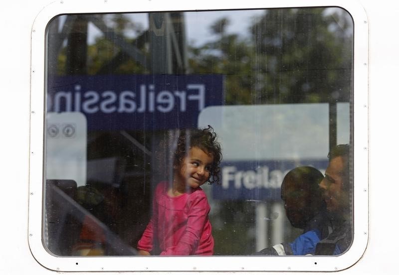 © Reuters. Migranti su un treno in una stazione tedesca al confine con l'Austria, oggi