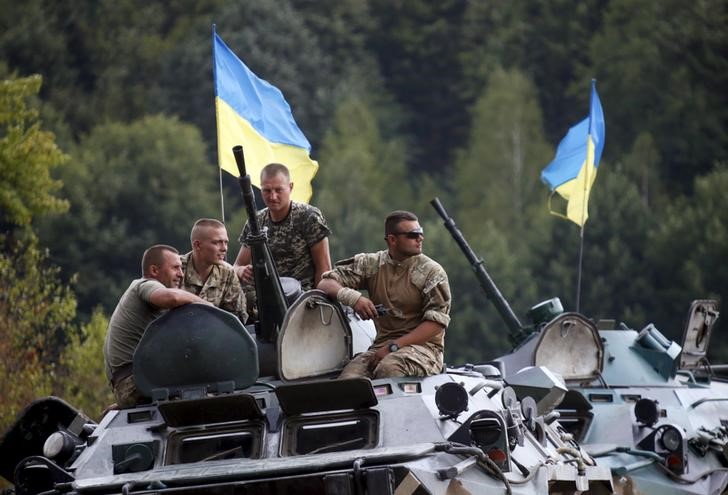 © Reuters. مقابلة-مسؤول: أوكرانيا تريد أسلحة غربية إذا فشل اتفاق مينسك