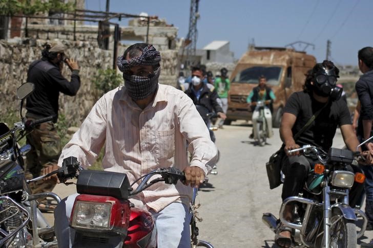 © Reuters. Civilians react while wearing gas masks after what activists said was a chlorine gas attack on Kansafra village at Idlib countryside