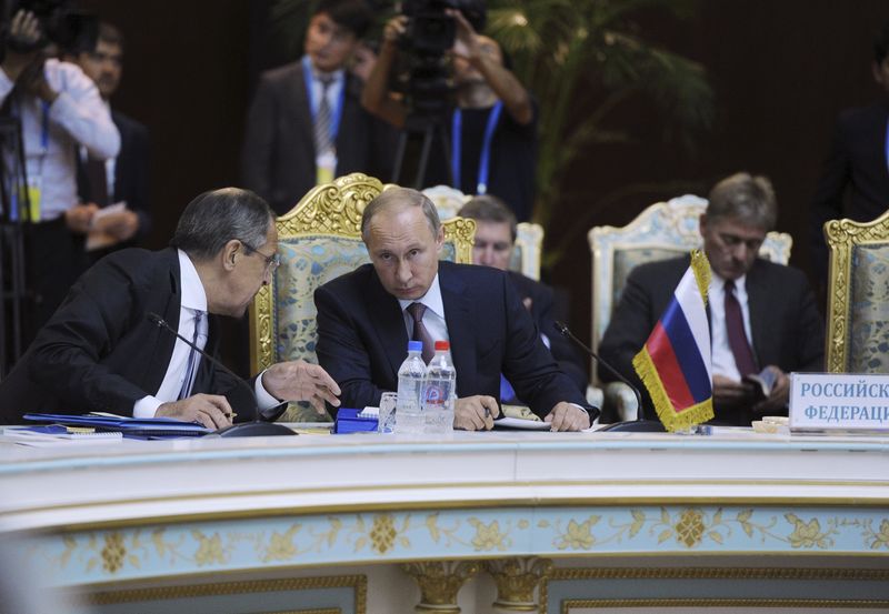 © Reuters. Putin and Lavrov attend a session of the Collective Security Treaty Organization in Dushanbe