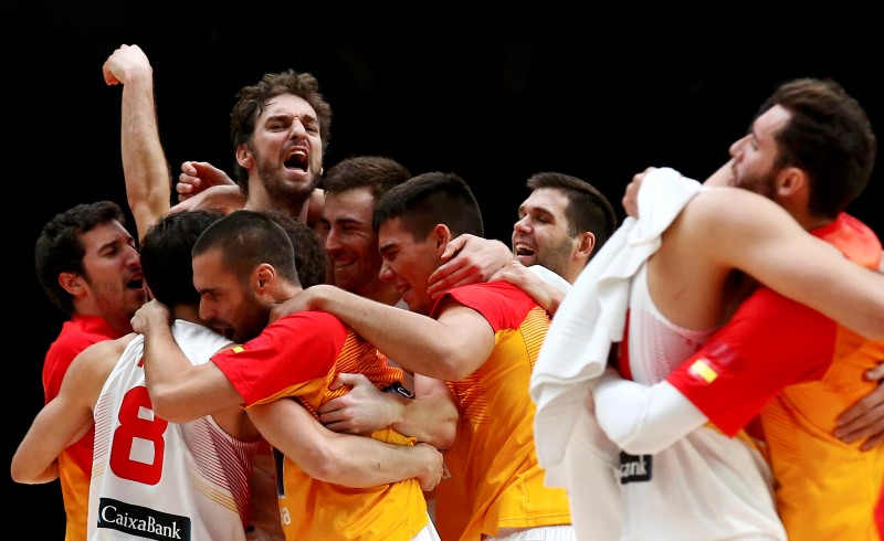 © Reuters. España se impone por la mínima a Grecia en cuartos del Eurobasket