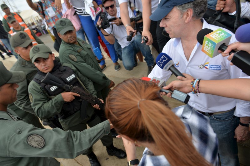 © Reuters. Handout photo of Colombia's President Santos greeting Venezuela's national guards during a visit to Paraguachon border with Venezuela 