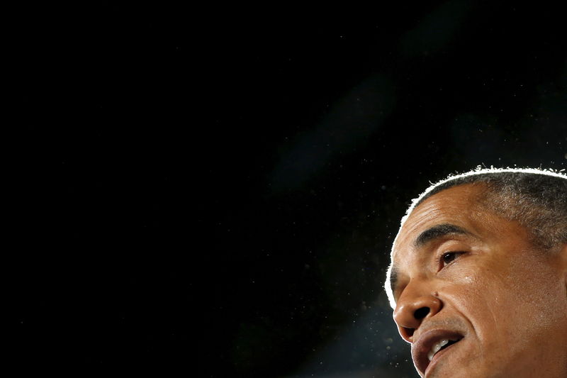 © Reuters. U.S. President Barack Obama delivers remarks during a town hall to discuss college access and affordability in Des Moines, Iowa