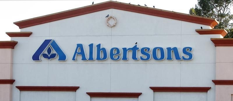 © Reuters. Birds perch upon signage for an Albertsons grocery store in Burbank, California