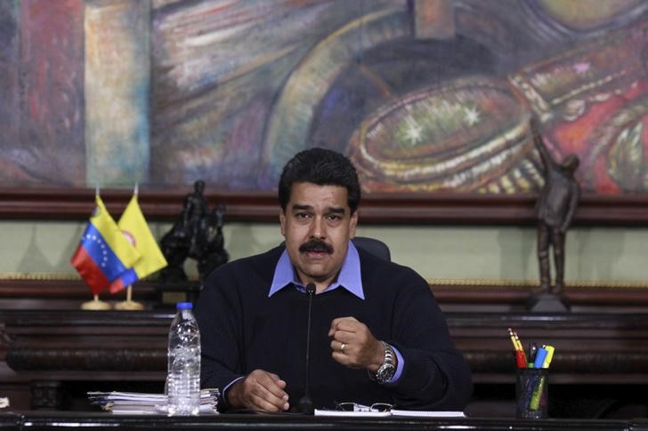 © Reuters. Venezuela's President Nicolas Maduro speaks during a meeting with government officials to talk about the situation on the border with Colombia, in Caracas