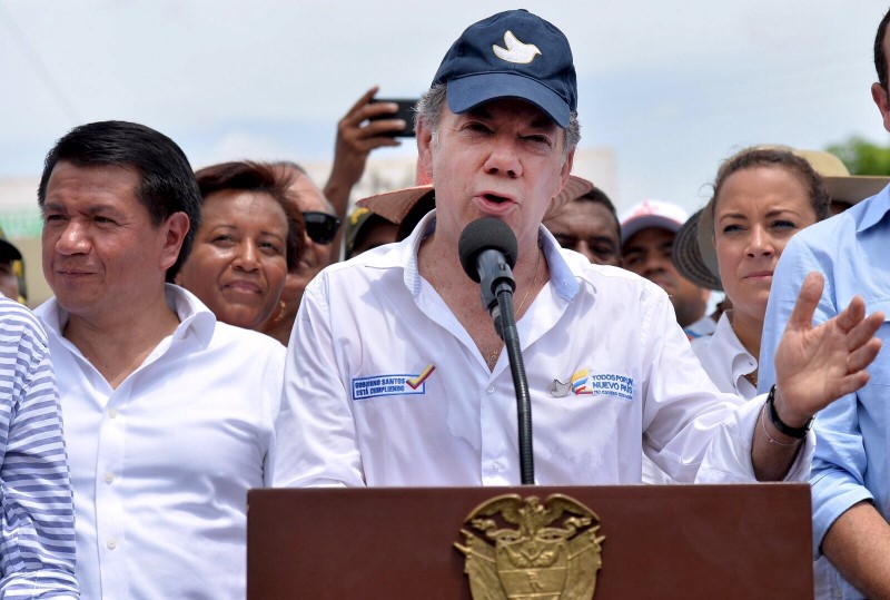 © Reuters. Handout photo of Colombia's President Santos speaking during a visit to Paraguachon border with Venezuela, in Colombia