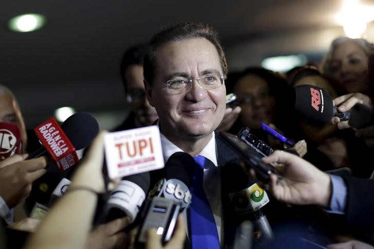 © Reuters. Presidente do Senado, Renan Calheiros, dá entrevista a jornalistas em Brasília