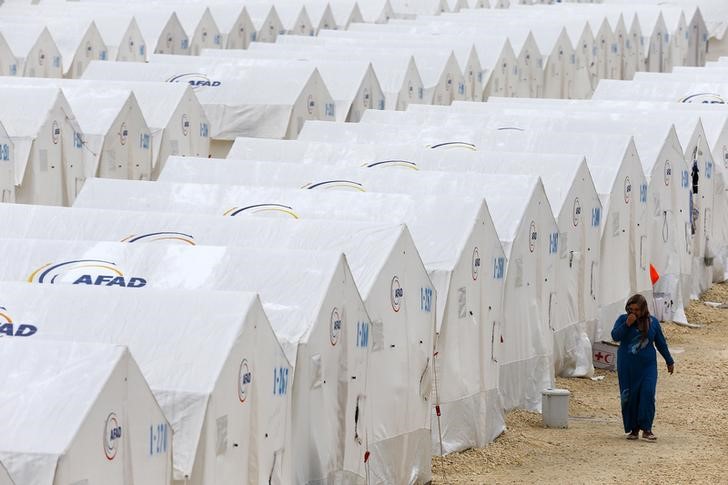 © Reuters. تحليل-علامات الإنهاك تظهر على تركيا مع استضافة مليوني لاجئ سوري