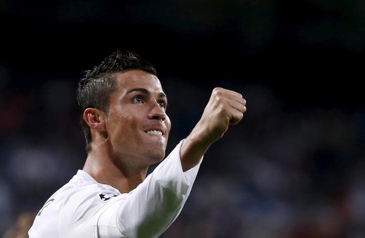 © Reuters. Cristiano Ronaldo comemora gol contra o Shakhtar Donetsk no Santiago Bernabéu 