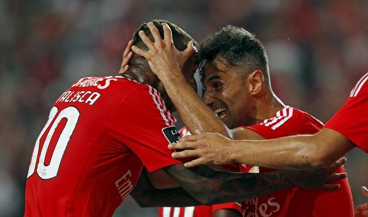 © Reuters. Jonas e Anderson Talisca comemoram gol do Benfica em Lisboa