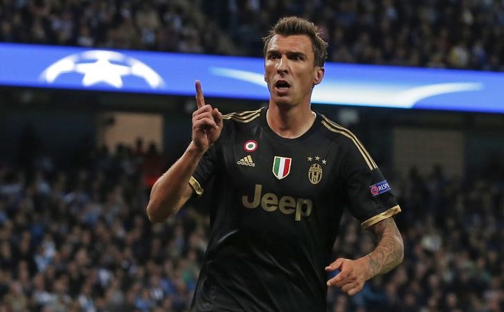 © Reuters. Atacante Mario Mandzukic, da Juventus, comemora gol marcado contra o Manchester City pela Liga dos Campeões