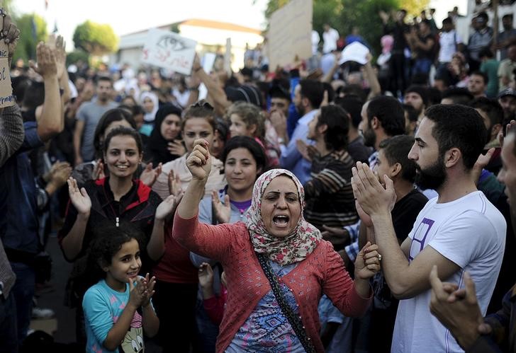 © Reuters. Imigrantes protestam em estação de ônibus em Istambul