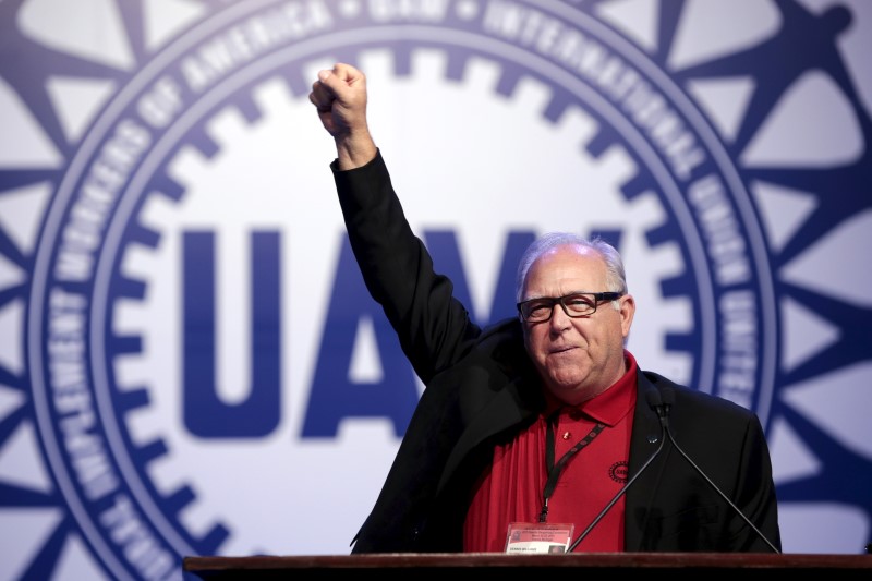 © Reuters. UAW President Dennis Williams addresses their Special Bargaining Convention held at COBO Hall in Detroit