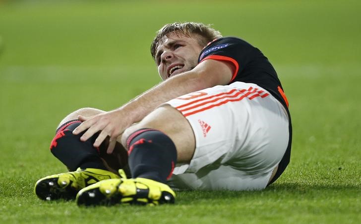 © Reuters. Luke Shaw se machuca em jogo do PSV Eindhoven contra o Manchester United 