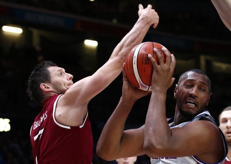 © Reuters. فرنسا تواجه اسبانيا في قبل نهائي بطولة أوروبا لكرة السلة