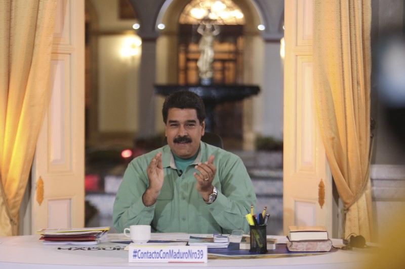 © Reuters. Venezuela's President Nicolas Maduro applauds as he speaks during his weekly broadcast "In contact with Maduro" in Caracas in this handout picture provided by Miraflores Palace