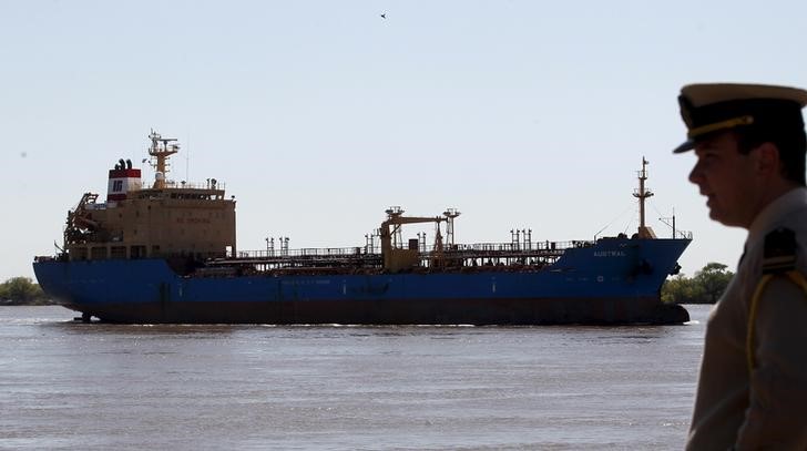 © Reuters. Нефтяной танкер на реке Парана в Аргентине 