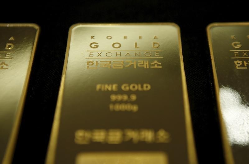 © Reuters. الذهب يقبع قرب أدنى مستوياته في شهر قبل اجتماع المركزي الأمريكي