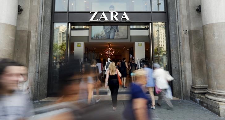 © Reuters. Люди у магазина Zara в Барселоне 