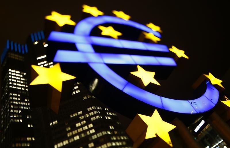 © Reuters. An illuminated euro sign is seen in front of the headquarters of the European Central Bank in Frankfurt