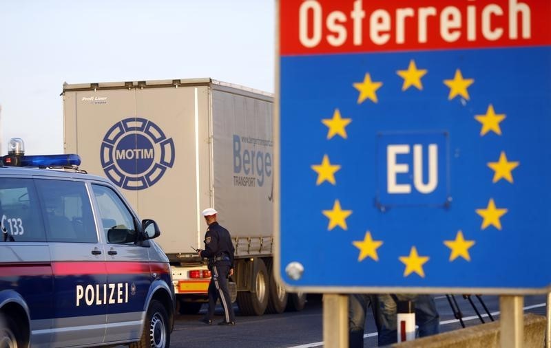 © Reuters. Austria introduce control fronterizo mientras gestiona la acumulación de inmigrantes