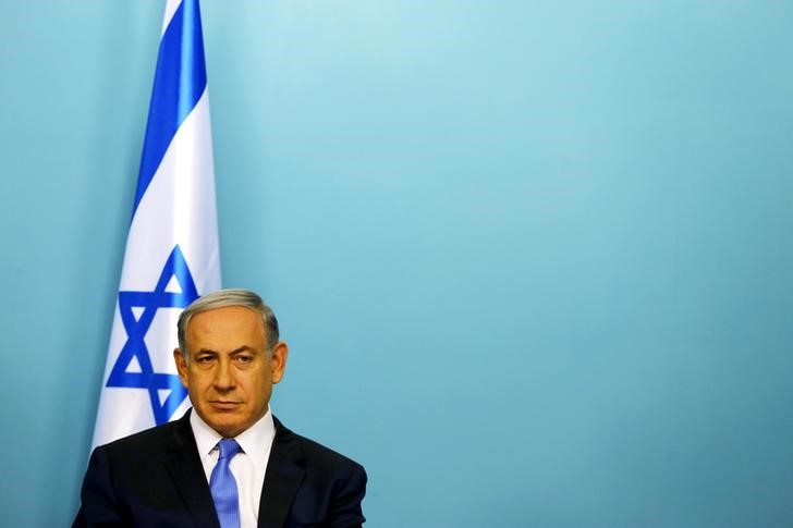 © Reuters. Israeli Prime Minister Netanyahu listens to his Finance Minister Kahlon speaking during their joint news conference in Jerusalem 