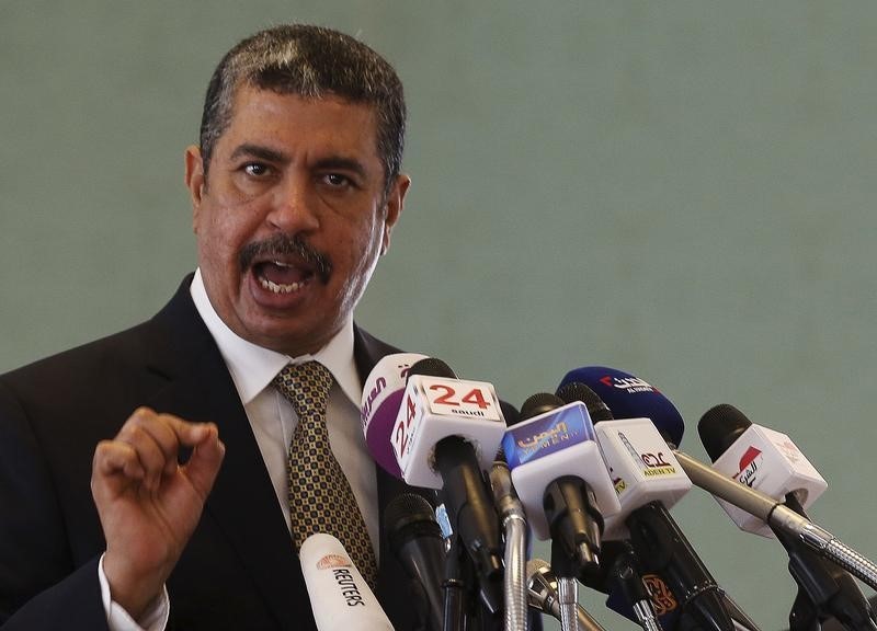 © Reuters. Yemen's Vice President Khaled Bahah speaks during a news conference in Riyadh 