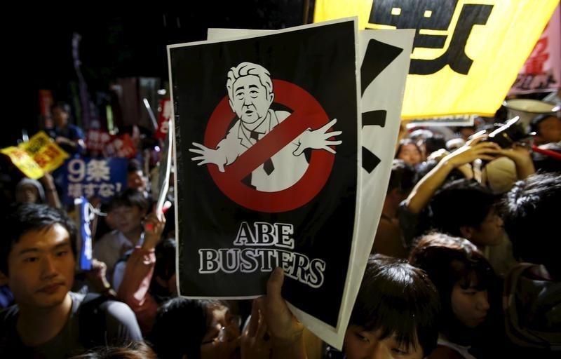 © Reuters. احتجاجات في اليابان مع قرب إقرار مشروعات قوانين أمنية مثيرة للجدل