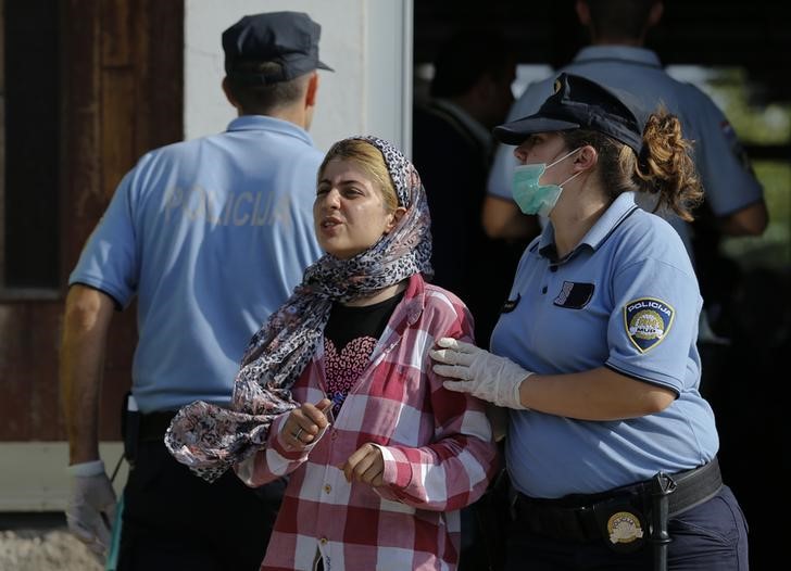 © Reuters. Policial croata direicionando imigrante em Tovarnik. na Croácia