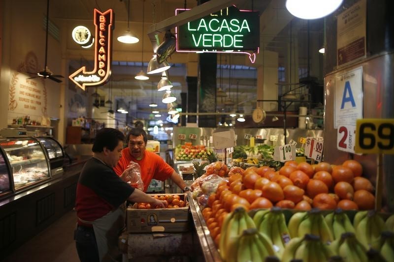 © Reuters. Men unload vegetables at Grand Central Market in Los Angeles