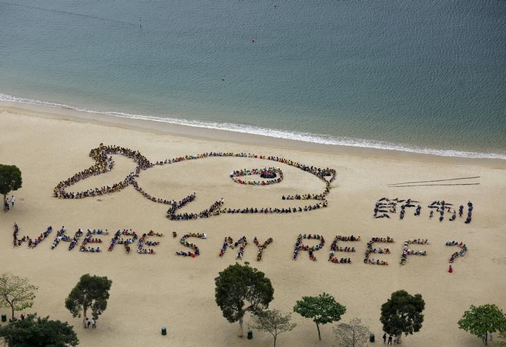 © Reuters. La cantidad de peces en los océanos está 