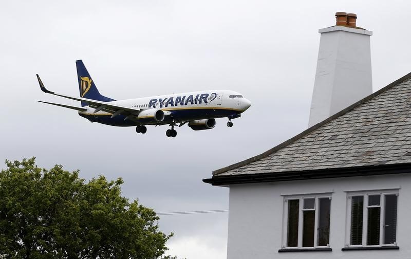 © Reuters. A Ryanair aircraft lands at Manchester Airport in Manchester, north-west England