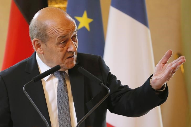 © Reuters. Ministro da Defesa da França, Jean-Yves Le Drian, durante conferência em Paris