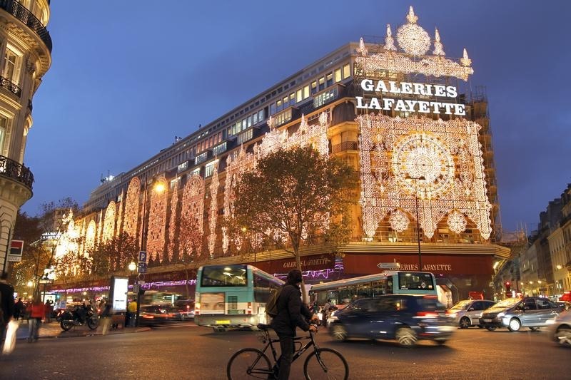 © Reuters. LES GALERIES LAFAYETTE VEULENT RECONQUÉRIR LES CLIENTS PARISIENS