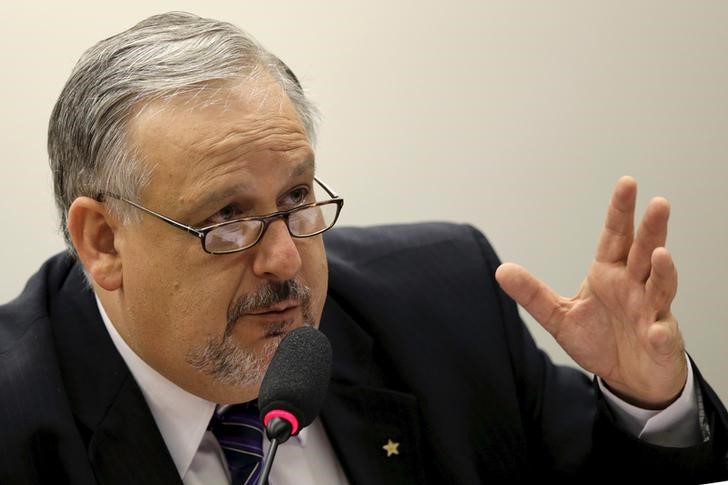 © Reuters. Brazil's Communications Minister Ricardo Berzoini gestures during a meeting of the Committee on Science and Technology, Communication and Information at the Chamber of Deputies in Brasilia