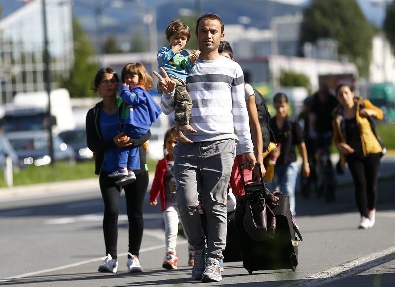 © Reuters. Unas 1.000 personas que buscan asilo se dirigen a pie a Alemania desde Austria