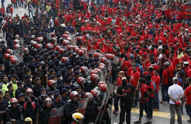 © Reuters. مظاهرة موالية للحكومة في ماليزيا تثير القلق من توتر عرقي