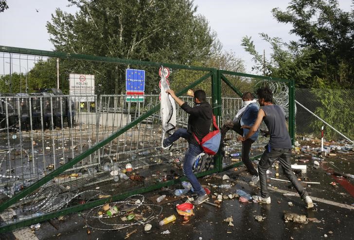 © Reuters. المجر تغلق نقطة حدود مع صربيا بعد اشتباكات بين الشرطة ومهاجرين