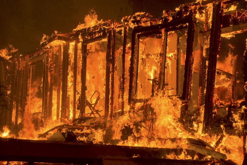 © Reuters. A home burns as the Butte Fire rages through Mountain Ranch