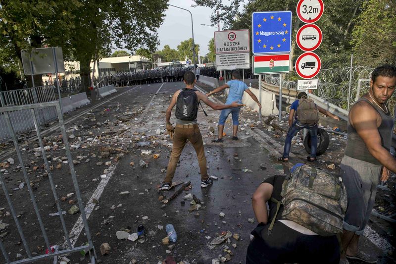 © Reuters. LES MIGRANTS CHERCHENT DE NOUVELLES VOIES, L'EUROPE UNE SOLUTION