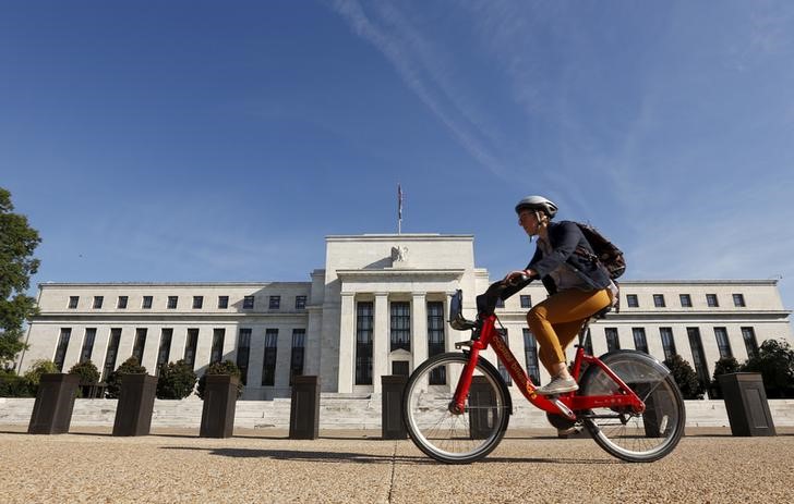 © Reuters. Cyclist passes the Federal Reserve in Washington