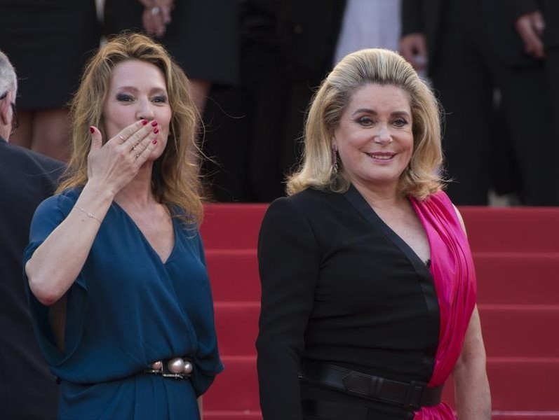 © Reuters. Diretora Emmanuelle Bercot e atriz Catherine Deneuve no Festival de Cannes