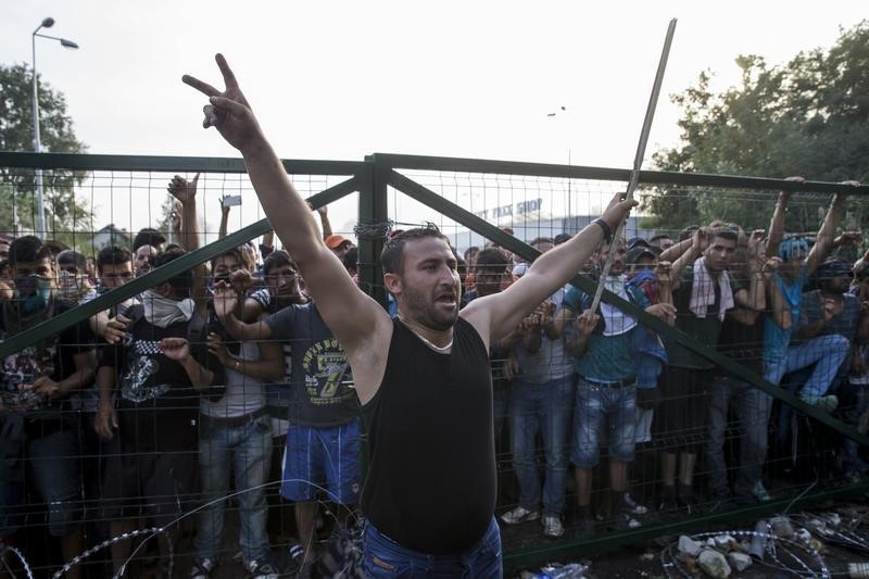 © Reuters. المجر تقول إنها اعتقلت 29 مهاجرا في اشتباكات عند الحدود بينهم "إرهابي"
