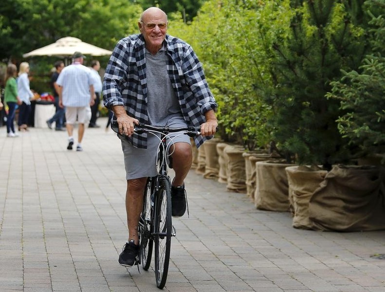 © Reuters. Diller rides a bike during the first day of the annual Allen and Co. media conference in Sun Valley