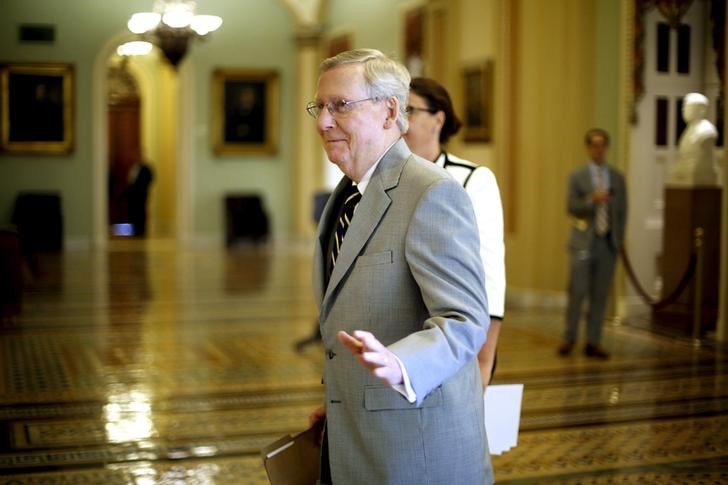 © Reuters. McConnell gives a wave to staff members as he walks to the senate floor at the U.S. Capitol in Washington