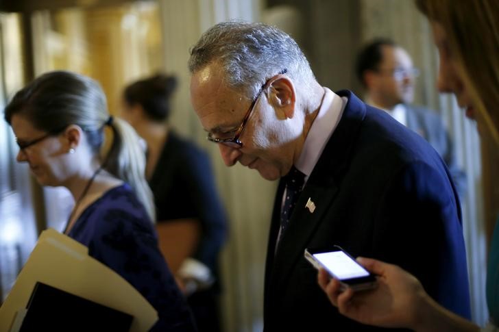 © Reuters. Graham speaks with reporters just off the senate floor during a procedural vote on the Trans-Pacific Partnership (TPP) trade agreement, at the U.S. Capitol in Washington