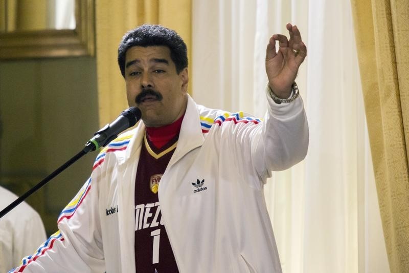 © Reuters. Venezuela's President Nicolas Maduro gestures as he speaks during a ceremony at Miraflores Palace to honor the Venezuelan national basketball team after they won the FIBA Americas Olympic Qualifying Tournament 2015 in Caracas