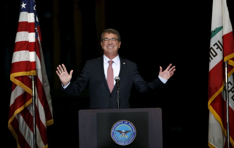 © Reuters. U.S. Secretary of Defense Carter gestures as he speaks at NASA Ames Research Center in Mountain View