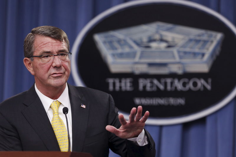 © Reuters. Carter holds a news conference at the Pentagon in Arlington, Virginia